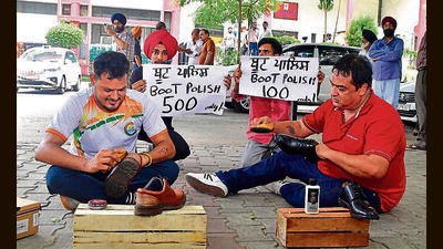 Para karate player Tarun Sharma polished shoes outside Mini Secretariat to mark his protest in Ludhiana. (Manish/Hindustan Times) Para karate player Tarun Sharma polished shoes outside Mini Secretariat to mark his protest in Ludhiana. (Manish/Hindustan Times)