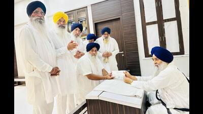 Shiromani Akali Dal president Sukhbir Singh Badal submitting his explanation letter over allegations levelled by rebel SAD leaders to Akal Takht jathedar Giani Raghbir Singh in the presence of SGPC president Harjinder Singh Dhami, party leaders Balwinder Singh Bhundar, Daljit Singh Cheema and Maheshinder Singh Grewal at the Takht secretariat in Amritsar on Wednesday. (HT Photo) Shiromani Akali Dal president Sukhbir Singh Badal submitting his explanation letter over allegations levelled by rebel SAD leaders to Akal Takht jathedar Giani Raghbir Singh in the presence of SGPC president Harjinder Singh Dhami, party leaders Balwinder Singh Bhundar, Daljit Singh Cheema and Maheshinder Singh Grewal at the Takht secretariat in Amritsar on Wednesday. (HT Photo)