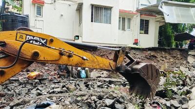 The wall between Sai Plaza Society and the bungalow owned by one Shrikrushna Narayan Marathe collapsed around 1.45 pm and fire brigade team reached the spot within ten minutes of getting the alert and began rescue operations. (HT PHOTO)