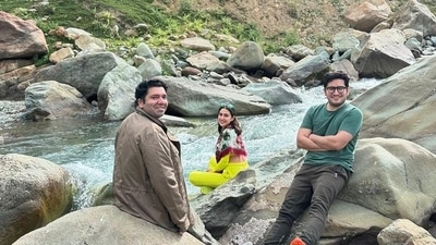 Sara opted for a neon green top and matching pants for making the most of the hilly regions. Check out her picture as she sits near a river bed. 