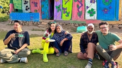 Sara Ali Khan shared a picture with some of the Kashmiri locals as well, and had a taste of Kashmiri roti and kahwa chai. 