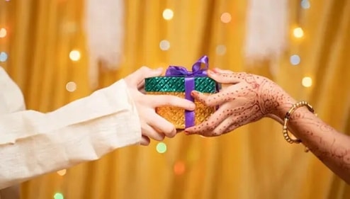 Exchanging gifts is one of the exciting parts of Rakshabandhan. (Unsplash) Exchanging gifts is one of the exciting parts of Rakshabandhan. (Unsplash)