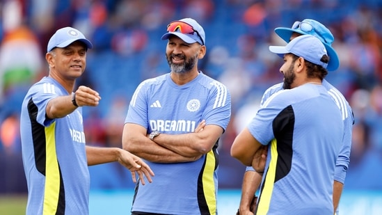 India's head coach Rahul Dravid, bowling coach Paras Mhambrey and captain Rohit Sharma in conversation(Surjeet Yadav)
