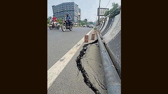 Road cave-in on the side of the ISBT flyover in Ludhiana. (HT File)