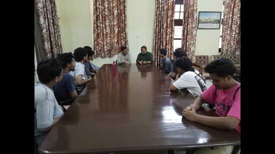 The Thai students with Prof RP Singh at Lucknow University (HT Photo)