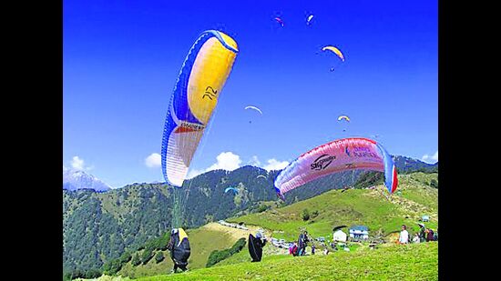 The safety of paragliders has remained one of the prime concerns in Kangra as several deaths have been reported in recent years. (HT Photo)