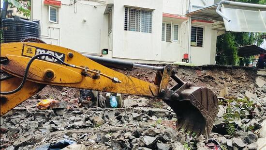 The wall between Sai Plaza Society and the bungalow owned by one Shrikrushna Narayan Marathe collapsed around 1.45 pm and fire brigade team reached the spot within ten minutes of getting the alert and began rescue operations. (HT PHOTO)