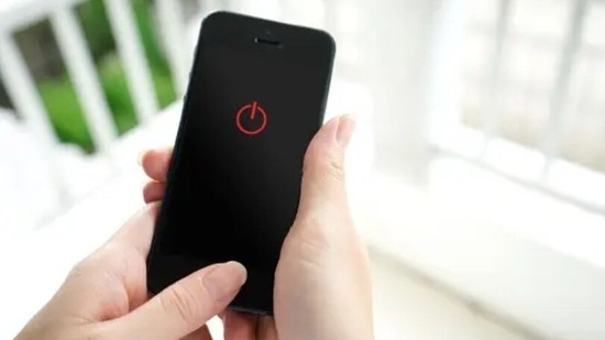 Right after we wake up, we should not rush to find our phone, instead, for the next half hour, we should focus on ourselves and practice mindfulness before checking the phone or laptop. (Unsplash)