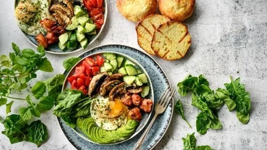 Having a nutrient-dense breakfast after waking up helps in reducing inflammation, boosting brain function, regulating gut-brain connection and regulating hormones. (Unsplash)