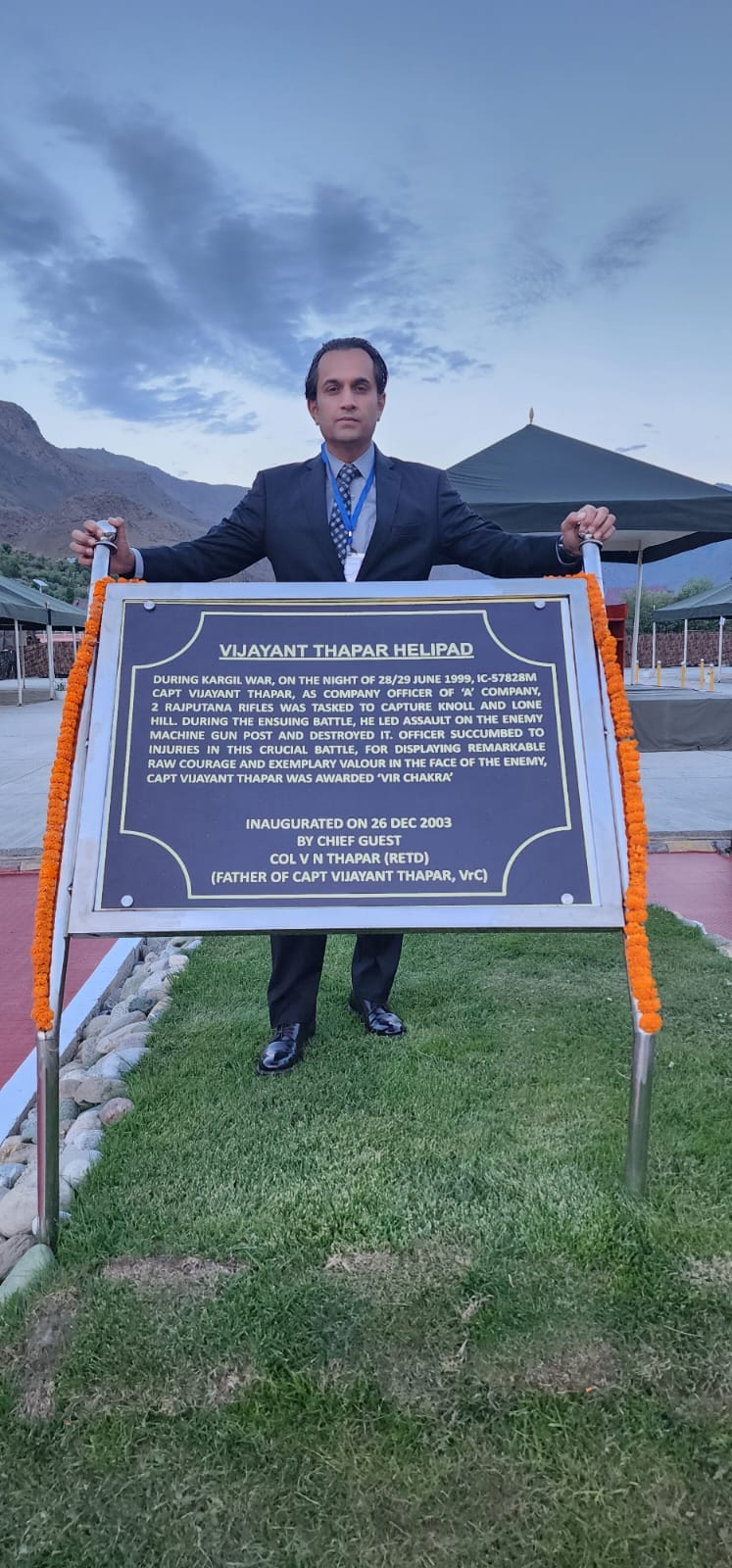 द्रास में हेलीपैड पर विजेंद्र थापर, जिसे सेना ने उनके भाई को समर्पित किया है। इसे विजयंत हेलीपैड के नाम से जाना जाता है।