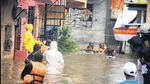 Locals evacuated at Indira Nagar, Yerawada. (Mahendra Kolhe/HT Photo) Locals evacuated at Indira Nagar, Yerawada. (Mahendra Kolhe/HT Photo)
