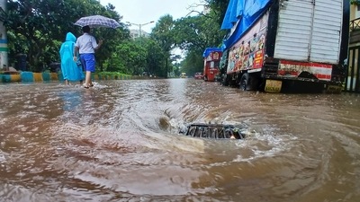 Chief minister Eknath Shinde urged citizens not to go outside without any urgency. The flooding situation is being reviewd by Deputy CM Ajit Pawar as well, coordinating relief and assistance between the NDRF and district agencies. (Praful Gangurde/Hindustan Times) Chief minister Eknath Shinde urged citizens not to go outside without any urgency. The flooding situation is being reviewd by Deputy CM Ajit Pawar as well, coordinating relief and assistance between the NDRF and district agencies. (Praful Gangurde/Hindustan Times)