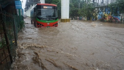 The BEST has diverted a few bus routes from Coastal Road to Breach Candy-Kemps Corner-Babulnath-Marine Drive route owing to an accident on the Coastal Road. BEST officials said that they are diverting buses on other routes as well. (Praful Gangurde/Hindustan Times) The BEST has diverted a few bus routes from Coastal Road to Breach Candy-Kemps Corner-Babulnath-Marine Drive route owing to an accident on the Coastal Road. BEST officials said that they are diverting buses on other routes as well. (Praful Gangurde/Hindustan Times)