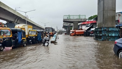 Mumbai traffic police have deployed approximately 2,000 personnel across the city to manage traffic flow due to the congestion caused by the flooding (Raju Shinde/Hindustan Times) Mumbai traffic police have deployed approximately 2,000 personnel across the city to manage traffic flow due to the congestion caused by the flooding (Raju Shinde/Hindustan Times)
