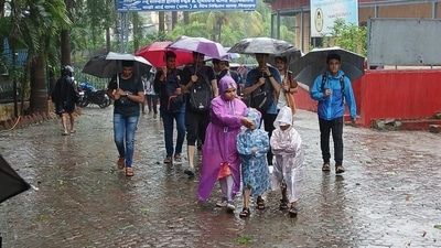 Schools have announced holidays in Palghar, Thane and Raigad districts. Children have been released from school for the day in Thane due to the disruption in transport and dangerous levels of flooding. (Praful Gangurde/Hindustan Times) Schools have announced holidays in Palghar, Thane and Raigad districts. Children have been released from school for the day in Thane due to the disruption in transport and dangerous levels of flooding. (Praful Gangurde/Hindustan Times)