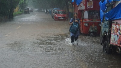 The IMD in its 1pm forecast, has placed Mumbai, Thane, Palghar and Raigad under red alert for July 25. (Praful Gangurde/Hindustan Times) The IMD in its 1pm forecast, has placed Mumbai, Thane, Palghar and Raigad under red alert for July 25. (Praful Gangurde/Hindustan Times)
