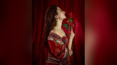 Assisted by hair stylist Madhuri Nakhale, Tamannaah styled her luscious tresses into soft curls, leaving them loose in a combed-back style to complete her glamorous look. (Instagram/@tamannaahspeaks) Assisted by hair stylist Madhuri Nakhale, Tamannaah styled her luscious tresses into soft curls, leaving them loose in a combed-back style to complete her glamorous look. (Instagram/@tamannaahspeaks)