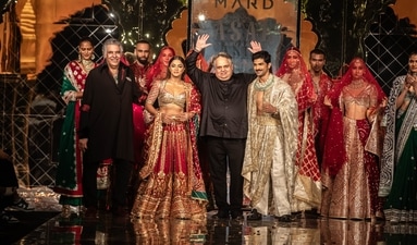 Abu Jani Sandeep Khosla returned on the ramp after a sever-year hiatus. Abu Jani Sandeep Khosla returned on the ramp after a sever-year hiatus.