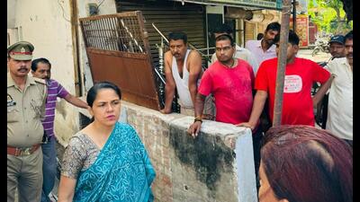 Lucknow divisional commissioner Roshan Jacob on July 25 inspected Geetapalli ward in Alambagh. (HT photo) Lucknow divisional commissioner Roshan Jacob on July 25 inspected Geetapalli ward in Alambagh. (HT photo)