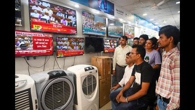 Noida, India- July 23, 2024: People watching the live telecast of Union Budget 2024, at a shop in Sector 51. Finance Minister Nirmala Sitharaman presented Union Budget of the Modi government, in Noida, India, on Tuesday, July 23, 2024. (Photo by Sunil Ghosh / Hindustan Times) Noida, India- July 23, 2024: People watching the live telecast of Union Budget 2024, at a shop in Sector 51. Finance Minister Nirmala Sitharaman presented Union Budget of the Modi government, in Noida, India, on Tuesday, July 23, 2024. (Photo by Sunil Ghosh / Hindustan Times)