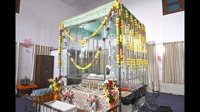 Only the granthi (priest) will be allowed to enter the enclosure, which was set up recently. (HT Photo) Only the granthi (priest) will be allowed to enter the enclosure, which was set up recently. (HT Photo)