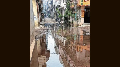 Sewerage and chemical water overflow at street near Sidharth Public School, Sundar Nagar in Ludhiana on Thursday. (HT PHOTO)