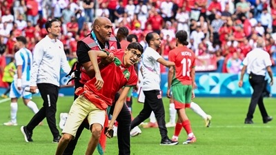 The crowd was told to leave the stadium, but players remained at the venue and returned to the pitch for a final three minutes of added time in front of empty stands. (AFP) The crowd was told to leave the stadium, but players remained at the venue and returned to the pitch for a final three minutes of added time in front of empty stands. (AFP)