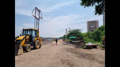 The Haider Canal road starting from the 1090 intersection flyover going towards old DG office in Dalibagh (HT Photo) The Haider Canal road starting from the 1090 intersection flyover going towards old DG office in Dalibagh (HT Photo)