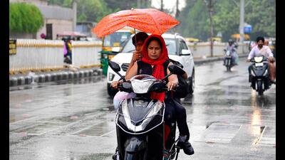 The city received fresh showers on Thursday bringing a sigh of relief to the residents from above normal temperatures. (HT PHOTO) The city received fresh showers on Thursday bringing a sigh of relief to the residents from above normal temperatures. (HT PHOTO)