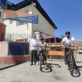 (From left to right) MS Bhardwaj, Arav Bhardwaj and Dr Atul Bhardwaj at Drass Police Station in Ladakh