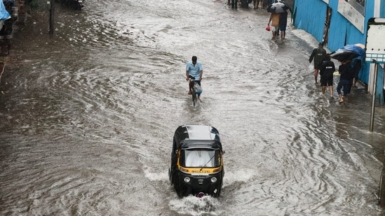 Heavy rainfall in Mumbai from 8 am on July 24 to 8 am on July 25 led to flooding across the city, especially in Chembur, Kurla, BKC and Vasai. Intense spells of rainfall are likely to continue today.(Raju Shinde/Hindustan Times)