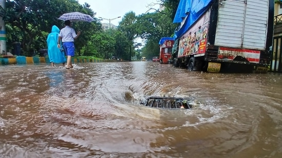 Chief minister Eknath Shinde urged citizens not to go outside without any urgency. The flooding situation is being reviewd by Deputy CM Ajit Pawar as well, coordinating relief and assistance between the NDRF and district agencies.(Praful Gangurde/Hindustan Times)