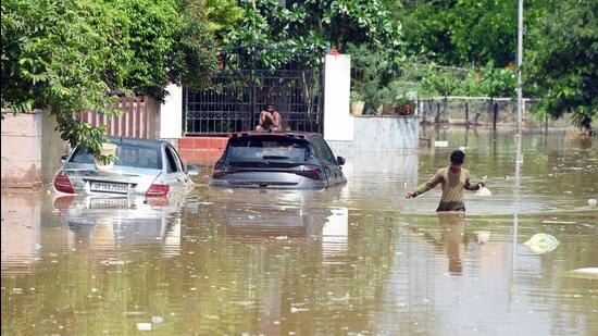 Morning deluge: Gurugram struggles to keep its head above water - Hindustan Times