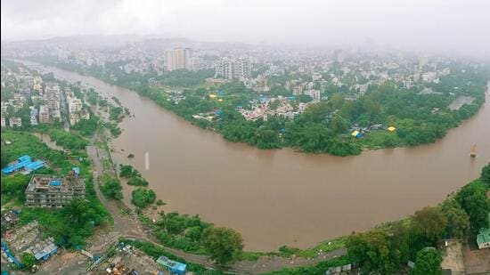 Citizens claim the water level has never been so high despite the release of dam water at the rate of 35,000 cusecs having become a regular feature every monsoon. (MAHENDRA KOLHE/HT) Citizens claim the water level has never been so high despite the release of dam water at the rate of 35,000 cusecs having become a regular feature every monsoon. (MAHENDRA KOLHE/HT)