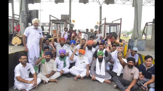 Farmer unions members holding a protest at Ladhowal Toll Plaza in Ludhiana on Thursday. (Gurpreet Singh/Hindustan Times)