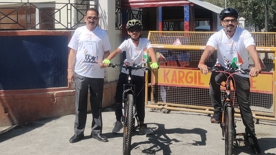 (From left to right) MS Bhardwaj, Arav Bhardwaj and Dr Atul Bhardwaj at Drass Police Station in Ladakh