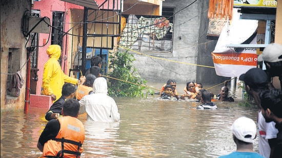 Locals evacuated at Indira Nagar, Yerawada. (Mahendra Kolhe/HT Photo) Locals evacuated at Indira Nagar, Yerawada. (Mahendra Kolhe/HT Photo)