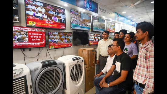 Noida, India- July 23, 2024: People watching the live telecast of Union Budget 2024, at a shop in Sector 51. Finance Minister Nirmala Sitharaman presented Union Budget of the Modi government, in Noida, India, on Tuesday, July 23, 2024. (Photo by Sunil Ghosh / Hindustan Times)