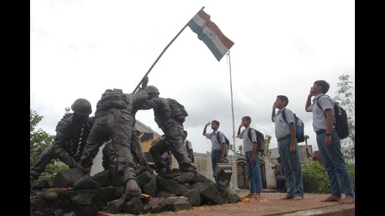 Thane, India - July.26,2019: School Students raise patriotic slogans after paying tribute at War Memorial to commemorate Kargil Vijay Diwas at Kopri Thane ,India, on Friday, July 26, 2019. ( Praful Gangurde/ HT Photo)