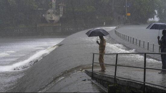 The Vihar began overflowing at 3:50am, reaching its total capacity of 27,698 million litres. (Satish Bate/ Hindustan Times)