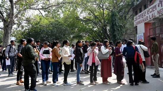 Aspirants queue for UP Police Constable Exam 2024 in Noida on Sunday (Sunil Ghosh/HT File)