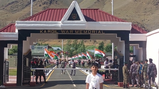 12-year-old Arav Bhardwaj cycled from Delhi to Kargil War Memorial in Ladakh. (HT Photo)