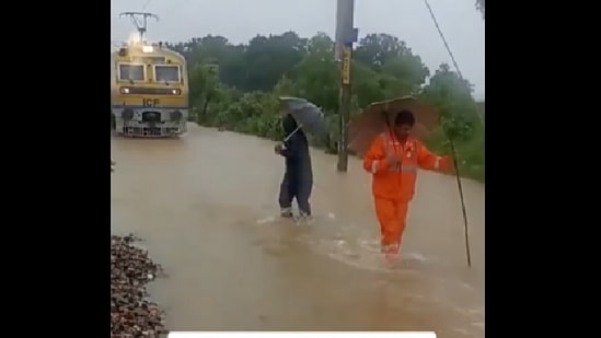 ट्रेन का मार्गदर्शन कर रहे पॉइंट्समैन का स्नैपशॉट। 