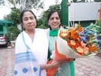 Mamata Banerjee and Sunita Kejriwal exchanged a bouquet upon meeting. (Screengrab/X)