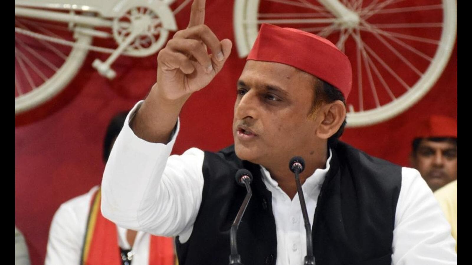 Akhilesh calls dy CM ‘Mohra’, Keshav Maurya hits back