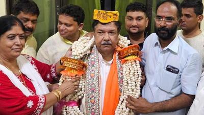 Dilip Jaiswal (centre) after his appointment. (HT Photo) Dilip Jaiswal (centre) after his appointment. (HT Photo)