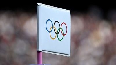 General view of the Olympic rings displayed on a corner flag (REUTERS)