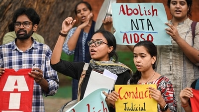 Members of All India Democratic Students Organisation protest against the NTA over issues in NEET Exam at Jantar Mantar in New Delhi.  (Raj K Raj/HT file photo)