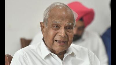 The tussle between Punjab governor Banwarilal Purohit and chief minister Bhagwant Mann has resurfaced with the former on Friday declaring that he will continue with his visits to border districts and exercise his constitutional powers notwithstanding the chief minister’s objections. The tussle between Punjab governor Banwarilal Purohit and chief minister Bhagwant Mann has resurfaced with the former on Friday declaring that he will continue with his visits to border districts and exercise his constitutional powers notwithstanding the chief minister’s objections.