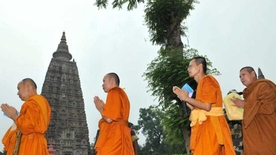 Buddhist monks offer prayers at Mahabodhi temple in Bodh Gaya. (HT file) Buddhist monks offer prayers at Mahabodhi temple in Bodh Gaya. (HT file)